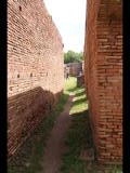 01304 ostia - regio ii - insula i - caserma dei vigili (ii,v,1-2) - porticus  - suedseite - bli ri osten - 06-2024.jpg